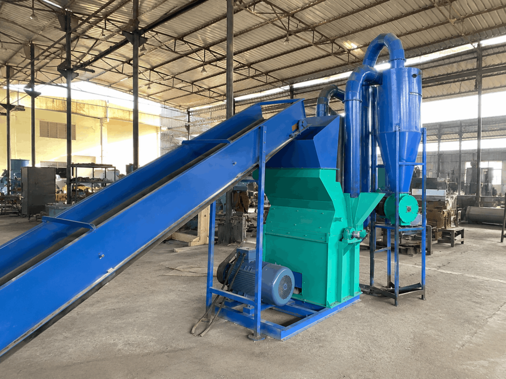 Industrial hammer mill machine used for biomass grinding and size reduction